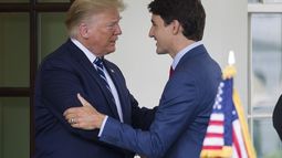 ARCHIVO - El presidente Donald Trump recibe al primer ministro canadiense Justin Trudeau a su llegada a la Casa Blanca, el 20 de junio de 2019, en Washington. (AP Foto/Alex Brandon, Archivo)