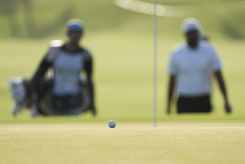 La pelota golpeada por el estadounidense Tony Finau queda en el green del hoyo 10, durante la segunda ronda del Mexico Open, el viernes 28 de abril de 2023, en Puerto Vallarta (AP Foto/Moisés Castillo)