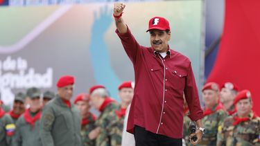 ARCHIVO - El presidente venezolano Nicolás Maduro saluda a sus seguidores durante un evento que marca el aniversario del fallido golpe de 1992 liderado por el fallecido presidente Hugo Chávez en Caracas, Venezuela, el martes 4 de febrero de 2025. (AP Foto/Cristian Hernández, archivo)