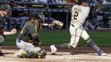 Cerveceros vencen a Piratas 6-1 con hits de Hiura y Urías