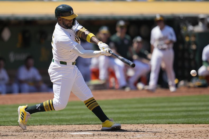 El dominicano Miguel Andújar, de los Atléticos de Oakland, pega un sencillo en el juego del sábado 20 de julio de 2024, ante los Angelinos de Los Ángeles (AP Foto/Jeff Chiu)