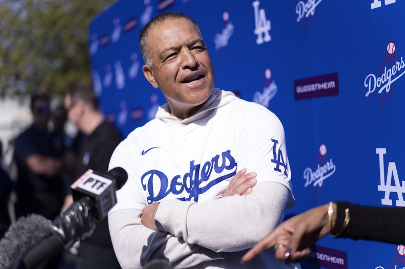 Dave Roberts, manager de los Dodgers de Los Ángeles, habla con la prensa el sábado 1 de febrero de 2025 (AP Foto/Richard Vogel)