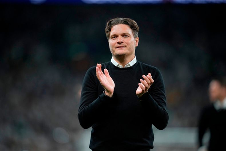 ARCHIVO - Edin Terzic, técnico del Borussia Dortmund, aplaude al término de la final de la Liga de Campeones contra el Real Madrid, el 1 de junio de 2024, en Londres. Real Madrid ganó 2-0. (AP Foto/Kin Cheung)
