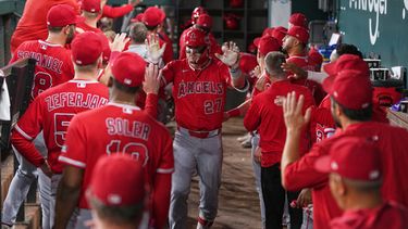 Mike Trout, bateador designado de los Angelinos de Los Ángeles, es felicitado en el dugout después de batear un jonrón de dos carreras contra los Rangers de Texas durante la octava entrada del juego de béisbol de Grandes Ligas del miércoles 8 de julio de 2026, en Arlington, Texas. (AP Foto/Julio Cortez)