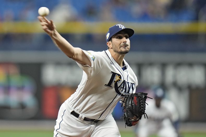 Zach Eflin, abridor de los Rays de Tampa Bay, hace un pitcheo a los Mellizos de Minnesota durante el encuentro del martes 6 de junio de 2023, ante los Mellizos de Minnesota (AP Foto/Chris OMeara)
