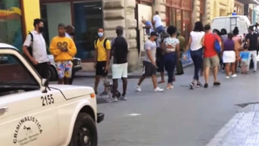 cubanos apedrearon vidrieras de etecsa como protesta por los apagones.