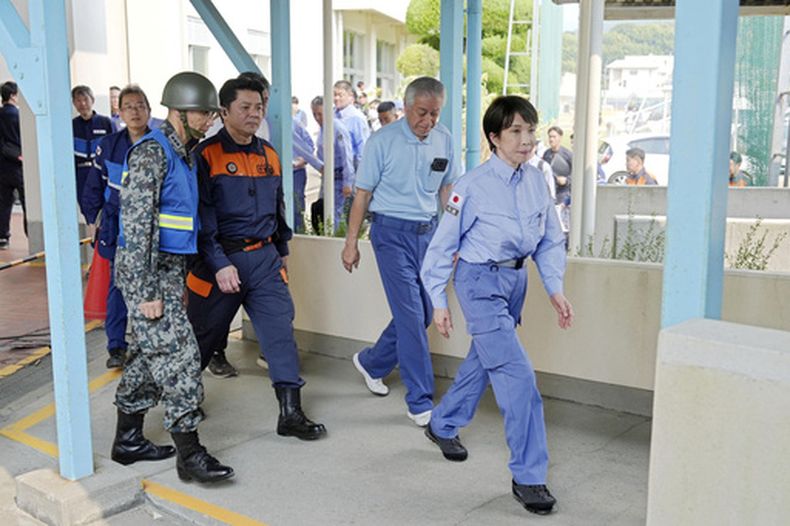 La primera ministra de Japón, Sanae Takaichi, visita un centro de evacuación para los afectados por el sismo de la semana pasada en Hikawa, al sur del país, el lunes 3 de agosto de 2026. (Japan Pool/Kyodo News vía AP)