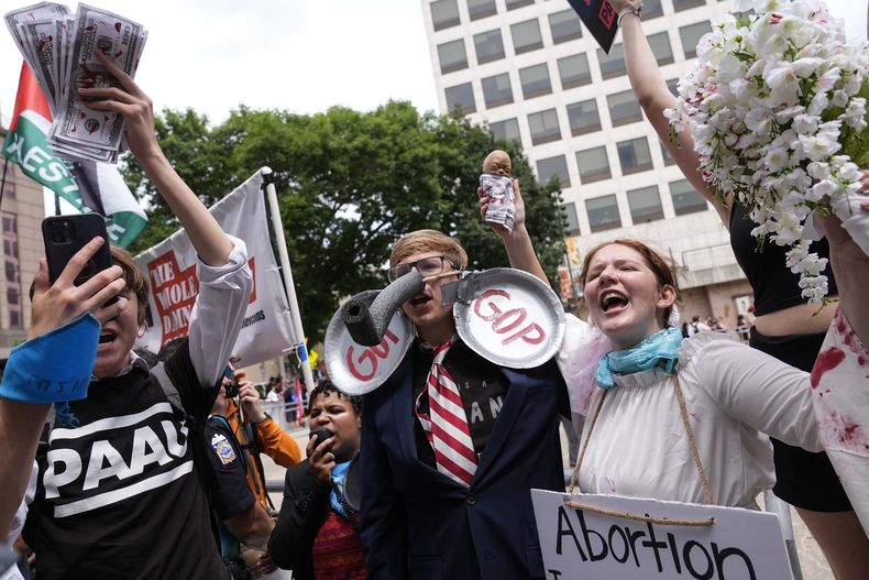 Manifestantes protestan cerca del Foro Fiserv durante la Convención Nacional Republicana, el lunes 15 de julio de 2024, en Milwaukee, Wisconsin. (AP Foto/Jae C. Hong)