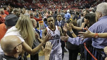 americateve | Damian Lillard, de los Trail Blazers de Portland, abandona la cancha en medio de los espectadores, tras el triunfo en el cuarto encuentro de la semifinal de la Conferencia del Oeste, frente a los Spurs de San Antonio, el lunes 12 de mayo de 2014 (AP Foto/
