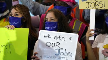 Bajan solicitudes de ayuda por desempleo en EEUU