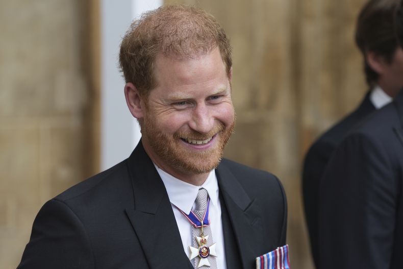 En esta imagen de archivo, el príncipe Enrique de Inglaterra sale de la abadía de Westminster tras la coronación de su padre, el rey Carlos III, en Londres, el 6 de mayo de 2023. (Dan Charity/Pool Foto vía AP, archivo)