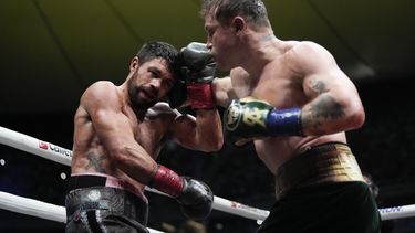 El mexicano Saúl Canelo Álvarez enfrenta al británico John Ryder en un combate por el título de los supermedianos, el sábado 6 de mayo de 2023, en Guadalajara (AP Foto/Moisés Castillo)