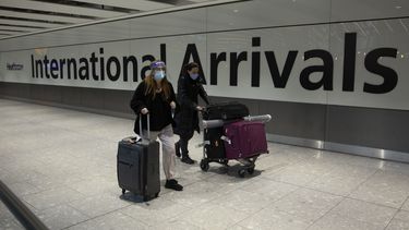 Biden no levantará restricciones por pandemia a viajeros