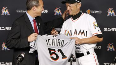 Ichiro dona objetos de su hit 3.000 al Salón de la Fama