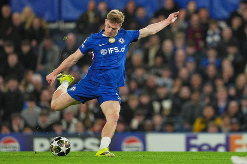 ARCHIVO - Foto del 17 de marzo del 2026, Liam Delap del Chelsea intenta anotar en el encuentro ante el Paris Saint-Germain en la Liga de Campeones. (AP Foto/Kin Cheung, Archivo)