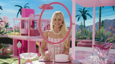 En esta imagen proporcionada por Warner Bros., Margot Robbie en una escena de Barbie. La película será reconocida con un premio AFI en enero de 2024. (Warner Bros. Pictures vía AP)