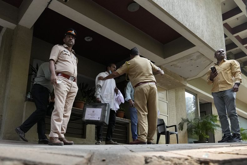 Policía y funcionarios forenses afuera del edificio residencial del actor de Bollywood Saif Ali Khan quien tuvo que ser operado por heridas de arma blanca luego de una pelea con un intruso en su casa en Mumbai, el jueves 16 de enero de 2025. (Foto AP/Rajanish Kakade)