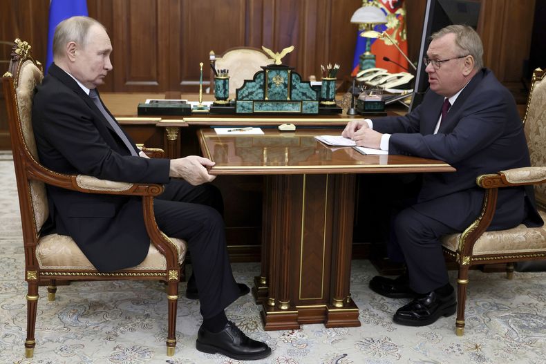 ARCHIVO - El presidente ruso Vladímir Putin, izquierda, escucha al presidente del VTB Bank, Andrei Kostin, durante una reunión entre ambos en Moscú, Rusia, el 11 de julio de 2023. (Alexander Kazakov, Sputnik, Kremlin Pool Photo via AP, archivo)
