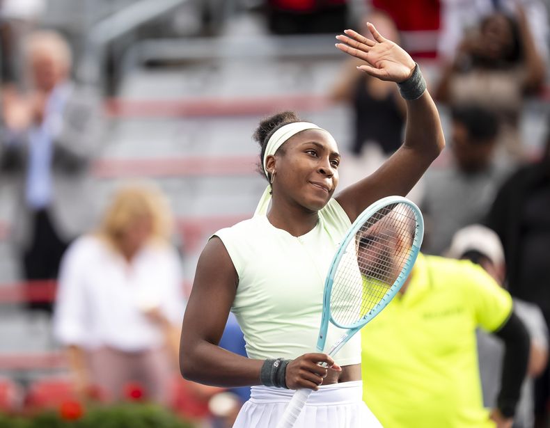 Coco Gauff, de Estados Unidos, celebra después de derrotar a Veronika Kudermetova durante el partido de tercera ronda del torneo de tenis femenino National Bank Open en Montreal, el jueves 31 de julio de 2025. (Christopher Katsarov/The Canadian Press vía AP)