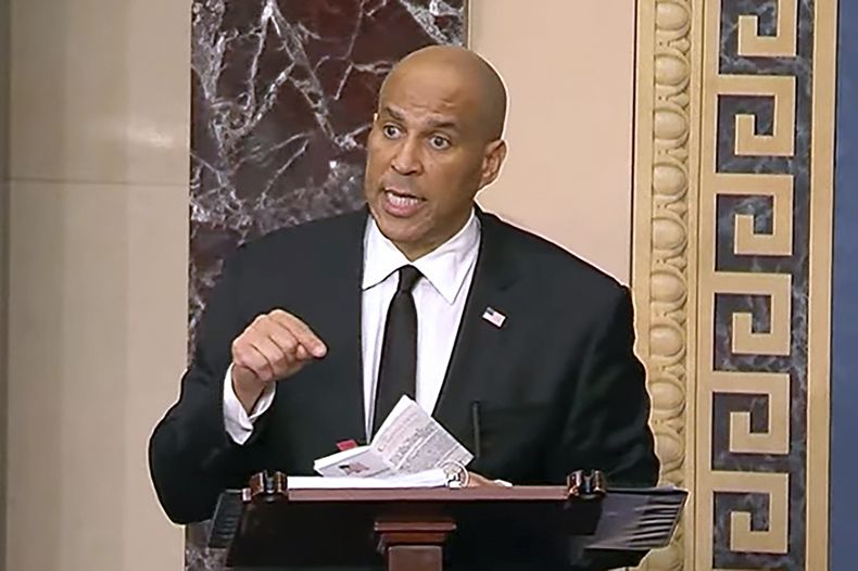 En esta imagen suministrada por la televisión del Senado, el senador Cory Booker habla desde la tribuna el 1 de abril de 2025. (Senate Television vía AP)