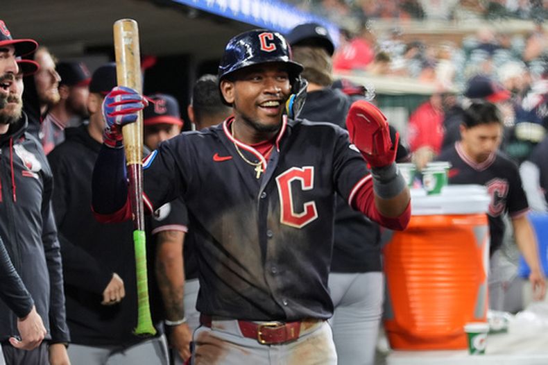 El dominicano Ángel Martínez, de los Guardianes de Cleveland, festeja luego de anotar ante los Tigres de Detroit en la décima entrada del encuentro del miércoles 20 de mayo de 2026 (AP Photo/Paul Sancya)