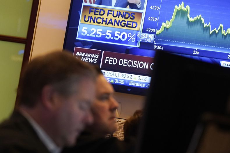 ARCHIVO - Una pantalla muestra los ajustes a la tasa de la Fed, en la Bolsa de Valores de Nueva York, el 1 de noviembre de 2023. (AP Foto/Richard Drew, archivo)