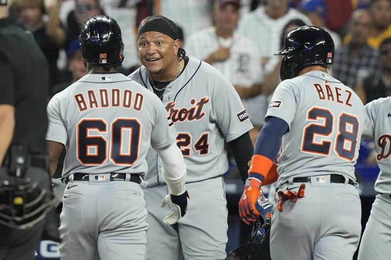 El venezolano Miguel Cabrera festeja con el puertorriqueño Javier Báez y con Akil Baddoo, de los Tigres de Detroit, en el juego del sábado 29 de julio de 2023, ante los Marlins de Miami (AP Foto/Marta Lavandier)