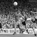 ARCHIVO - Trevor Francis (centro) durante un partido de la liga inglesa, el 3 de noviembre de 1981. Francis ha fallecido a los 69 años. (PA vía AP)