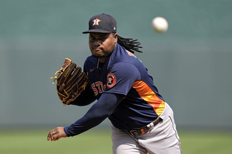 El lanzador abridor dominicano de los Astros de Houston Framber Valdez hace un lanzamiento durante la 1ra entrada del juego ante los Reales de Kansas City, en Kansas City, Misuri. Domingo 17 de septiembre de 2023. (AP Foto/Charlie Riedel)
