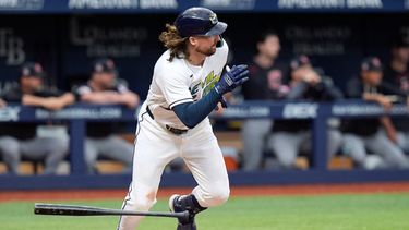 Ryan Vilade de los Rays de Tampa Bay tras batear un sencillo ante los Guadianes de Cleveland, el domingo 26 de julio de 2026, en St. Petersburg, Florida. (AP Foto/Chris OMeara)