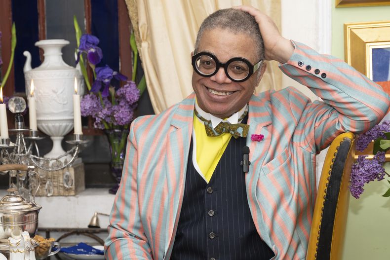 El historiador cultural y arquitectónico Michael Henry Adams posa para un retrato el jueves 1 de mayo de 2025, en Nueva York. (Foto AP/Gary Gerard Hamilton)