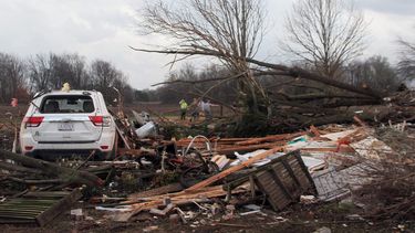 varios muertos por un tornado, tormentas e inundaciones que afectan la nacion