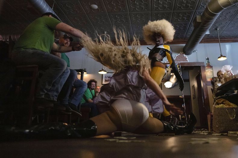 Javon Love, derecha, durante una presentación con Baby Angel, quien hace un split, en el espectáculo Mimosas & Heels Drag Brunch en Public House, el 5 de marzo de 2023, en Norfolk, Virginia. El espectáculo era ofrecido por Harpy Daniels y Javon Love. (Foto AP/Carolyn Kaster)