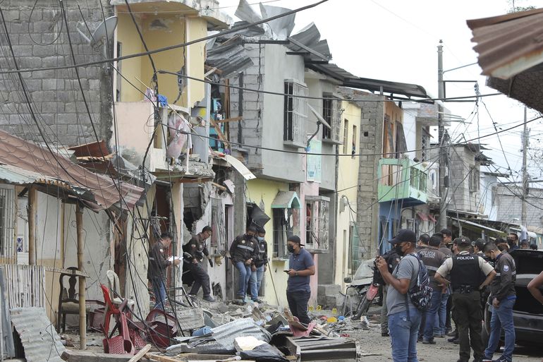 Ecuador: 5 muertos tras explosión atribuida a criminales