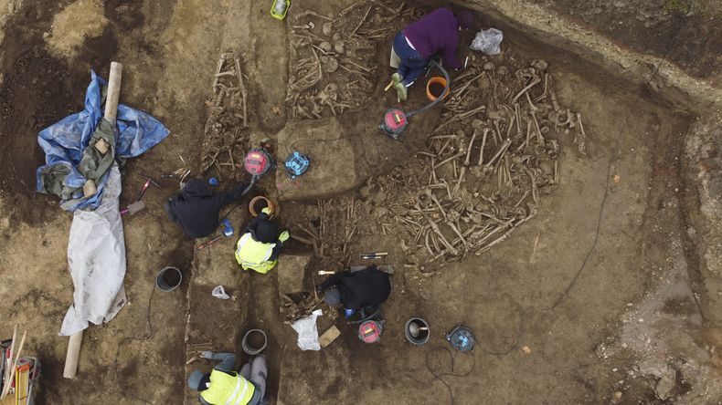 El sitio de excavación donde se hallaron restos de soldados del Imperio Romano en el distrito Simmering de Viena, Austria, el 7 de noviembre del 2024. (A. Slonek/Novetus via AP)