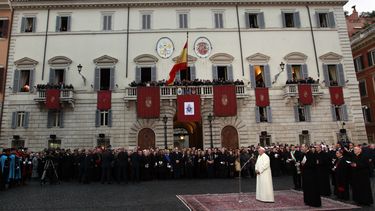 americateve | El papa Francisco ora frente a la estatua de la Virgen Mar&iacute;a en ocasi&oacute;n de la festividad de la Inmaculada Concepci&oacute;n, en Roma, el domingo 8 de diciembre de 2013. (Foto AP/Gregorio Borgia)