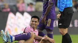 El árbitro mexicano Jaime Herrera amonesta a Diego Gómez, del Inter Miami, por una falta sobre César Araujo, del Orlando City, el sábado 2 de marzo de 2024 (AP Foto/Rebecca Blackwell)