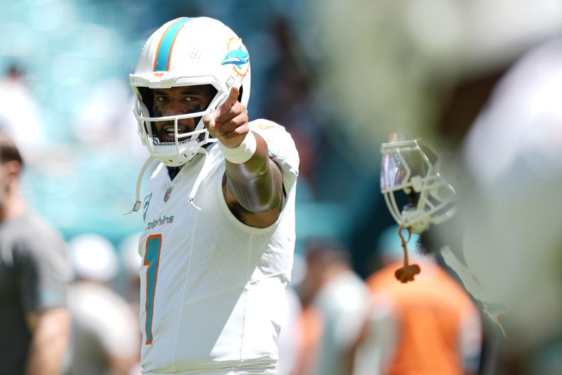 El quarterback Tua Tagovailoa (1) de los Dolphins de Miami gesticula previo a un partido contra los Jaguars de Jacksonville, el domingo 8 de septiembre de 2024, en Miami Gardens. (AP Foto/Rebecca Blackwell)