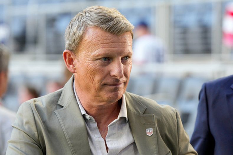 ARCHIVO - Matt Crocker, director deportivo de la federación de fútbol de Estados Unidos, previo al partido amistoso entre Estados Unidos y Nueva Zelanda, el martes 10 de septiembre de 2024, en Cincinnati. (AP Foto/Jeff Dean)