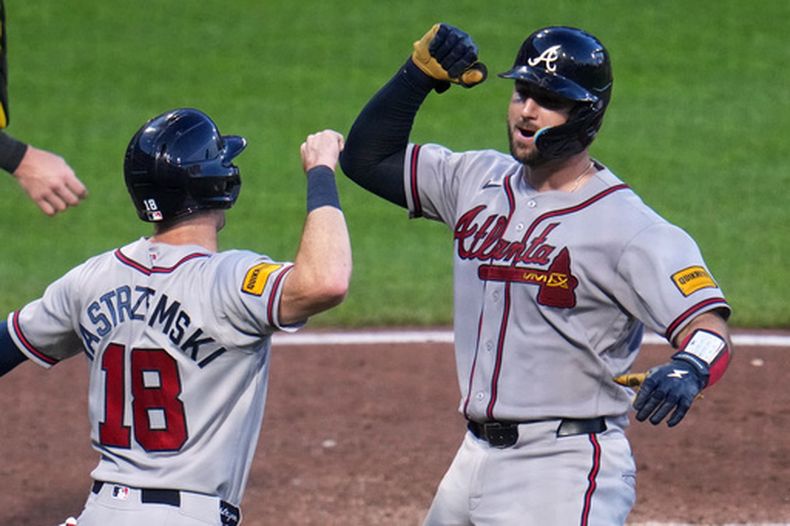 Joey Bart, derecha, de los Bravos de Atlanta, celebra con Mike Yastrzemski mientras regresa al dugout después de batear un jonrón de dos carreras frente a Dennis Santana, de los Piratas de Pittsburgh durante la octava entrada del juego de béisbol de Grandes Ligas del miércoles 8 de julio de 2026, en Pittsburgh. (AP Foto/Gene J. Puskar)
