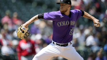 Freeland luce sólido en 7 innings y Rockies apalean a Rojos