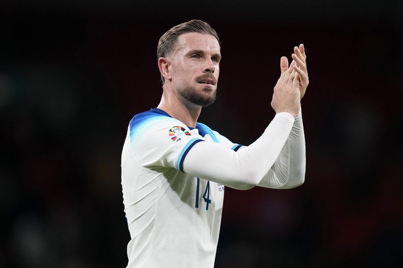 ARCHIV0 - Foto del 17 de octubre del 2023, el futbolista inglés Jordan Henderson aplaude al final del encuentro de la eliminatoria a la Euro 2024 ante Italia. El jueves 18 de enero del 2024, Henderson deja la liga saudí y se une al Ajax. (AP Foto/Kirsty Wigglesworth, Archivo)