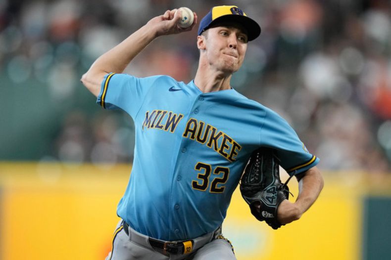 El abridor de los Cerveceros de Milwaukee Jacob Misiorowski lanza en la primera entrada ante los Astros de Houston el domingo 31 de mayo del 2026. (AP Foto/Eric Christian Smith)