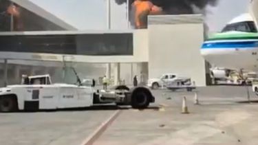 Esta imagen, tomada de un video obtenido y verificado por la AP, muestra una columna de humo negro y llamas que se elevan debido a un incendio en el Aeropuerto Internacional Rey Jalid, el viernes 9 de octubre de 2026, en Riad, Arabia Saudí. (Contenido generado por usuarios vía AP)