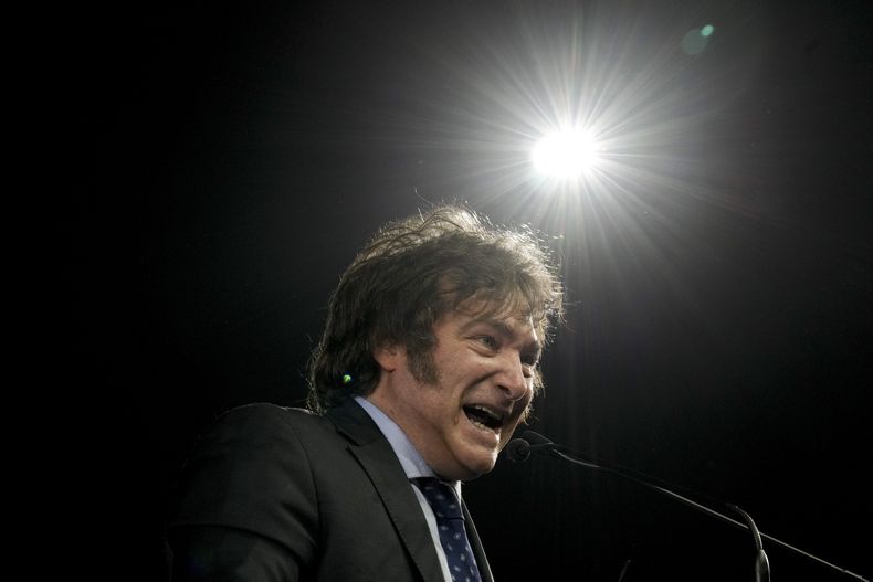 Javier Milei, aspirante a presidente de la coalición La Libertad Avanza, habla durante un mitin en Buenos Aires, Argentina, el lunes 7 de agosto de 2023. Las elecciones primarias para todos los partidos en Argentina están programadas para el 13 de agosto. (AP Foto/Natacha Pisarenko)