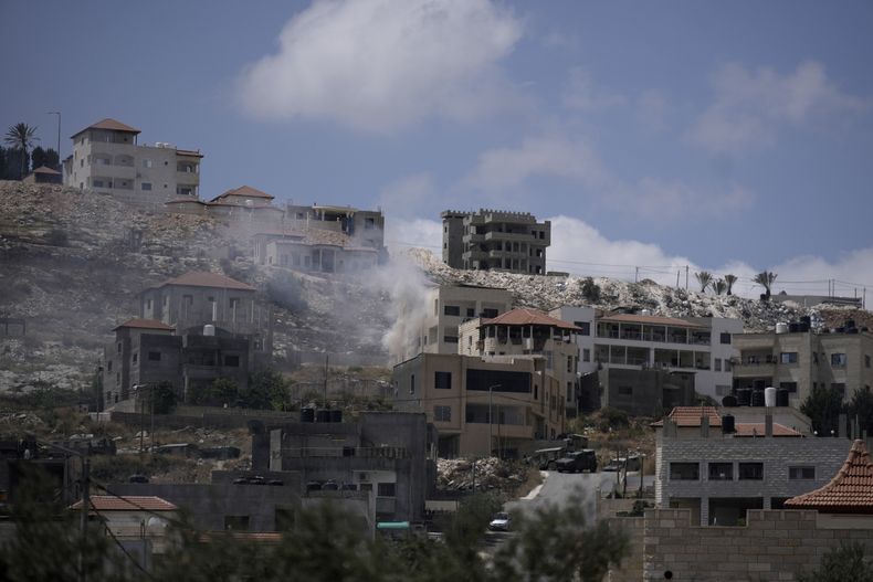 En la imagen, vista del humo provocado por los choques entre las fuerzas israelíes y los insurgentes palestinos en la ciudad de Yenín, en Cisjordania, el 19 de junio de 2023. (AP Foto/Majdi Mohammed)