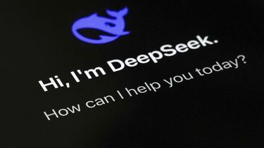 ARCHIVO – La página de la aplicación de IA DeepSeek en la pantalla de un teléfono inteligente en Beijing, el martes 28 de enero de 2025. (AP Foto/Andy Wong, Archivo)