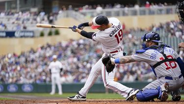Alex Kirilloff de los Mellizos de Minnesota conecta un jonrón solitario en la primera entrada frente a los Cachorros de Chicago el sábado 13 de mayo del 2023. (AP Foto/Abbie Parr)