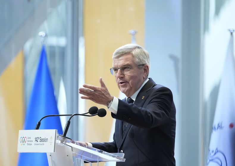 El presidente del COI, Thomas Bach, habla durante la ceremonia de apertura de la sesión del COI en la Fundación Louis Vuitton antes de los Juegos Olímpicos de Verano de 2024, el lunes 22 de julio de 2024, en París, Francia. (AP Foto/Thibault Camus)