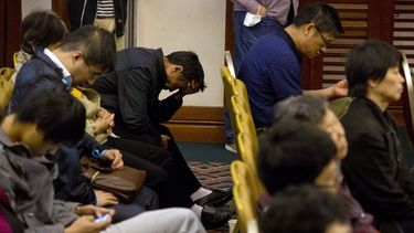 americateve | Familiares de pasajeros del vuelo MH370 de Malaysia Airlines escuchan un informe sobre la b&uacute;squeda del avi&oacute;n, en un hotel de Beijing, China, el martes 29 de abril de 2014. (Foto AP/Ng Han Guan)